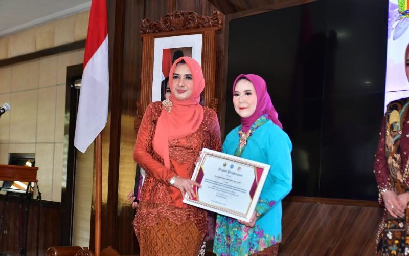 Bupati Pekalongan bersama Ketua TP PKK Kabupaten Pekalongan saat menyerahkan piagam penghargaan dalam rangkaian pengukuhan Forkom Puspa Periode 2025–2028 dan peringatan Hari Ibu ke-97 di Aula Setda Kabupaten Pekalongan.
