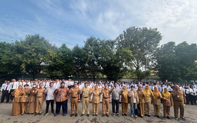 Jajaran manajemen RSUD Kraton berfoto bersama para PPPK Paruh Waktu usai penyerahan SK, menandai peralihan status 200 pegawai sekaligus komitmen meningkatkan disiplin dan kualitas layanan kesehatan kepada masyarakat (dok. Istimewa)