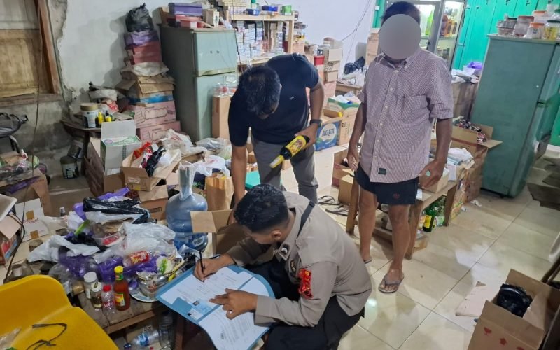 Petugas Polsek Sragi mendata barang bukti minuman keras yang disita dalam operasi cipta kondisi jelang Natal 2025 dan Tahun Baru 2026 (dok. Humas)