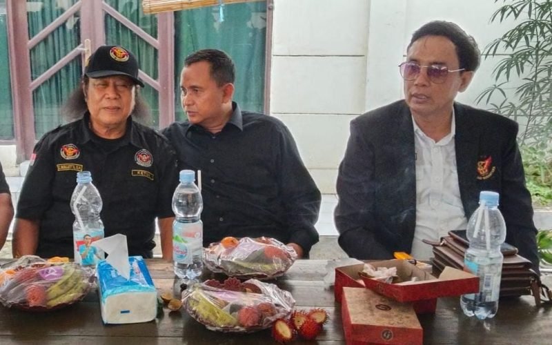 Ketua Pelindung Squad Nusantara, Sumar Rosul (tengah), saat menghadiri pelantikan pengurus kecamatan Squad Nusantara wilayah Pantura Kabupaten Pekalongan di Aula Kecamatan Wiradesa, Jumat (26/12/2025 - dok. Istimewa)