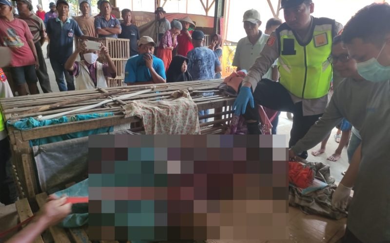 Petugas kepolisian bersama tenaga kesehatan melakukan pemeriksaan di lokasi ditemukannya seorang perempuan meninggal dunia di Pasar Kedungwuni, Kabupaten Pekalongan, Minggu (28/12/2025 - dok. Istimewa)