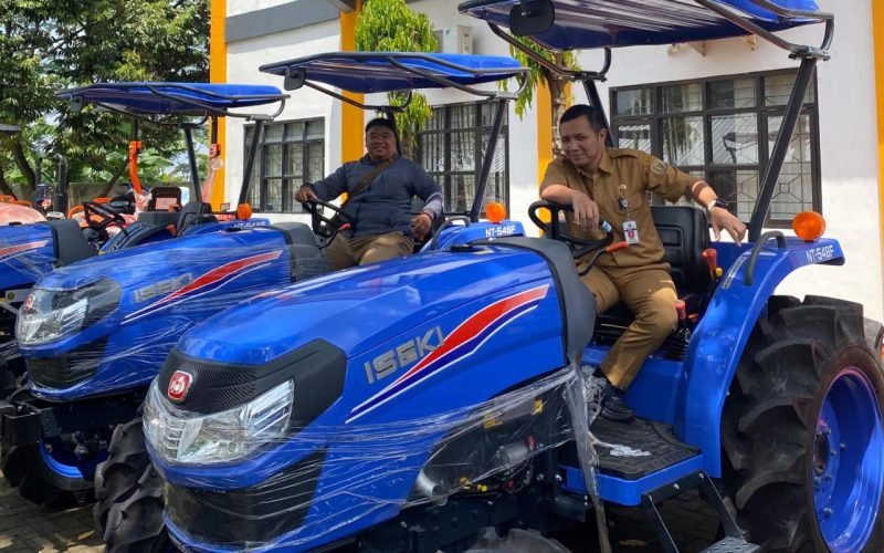 Kepala Dinas Ketahanan Pangan dan Pertanian Kabupaten Pekalongan, Yudi Himawan, turun langsung mengecek traktor bantuan sebelum digunakan petani di lapangan (dok. Istimewa)