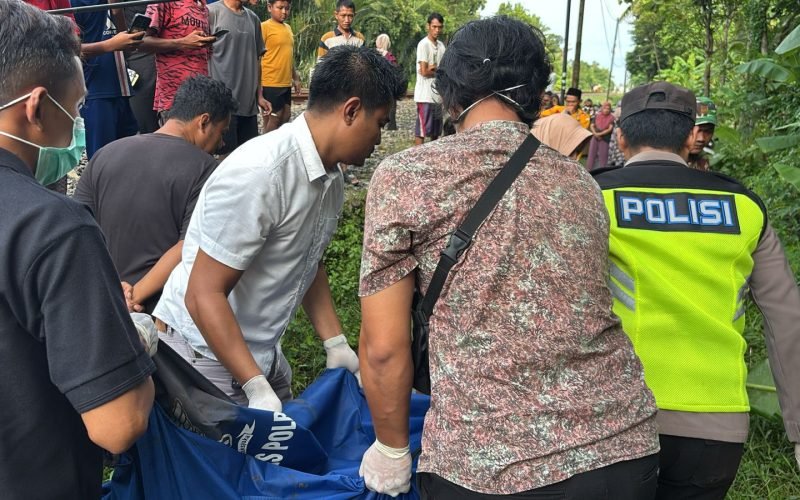 Petugas kepolisian bersama warga mengevakuasi jasad korban kecelakaan kereta api di perlintasan rel wilayah Kecamatan Siwalan, Kabupaten Pekalongan, Senin (29/12/2025)