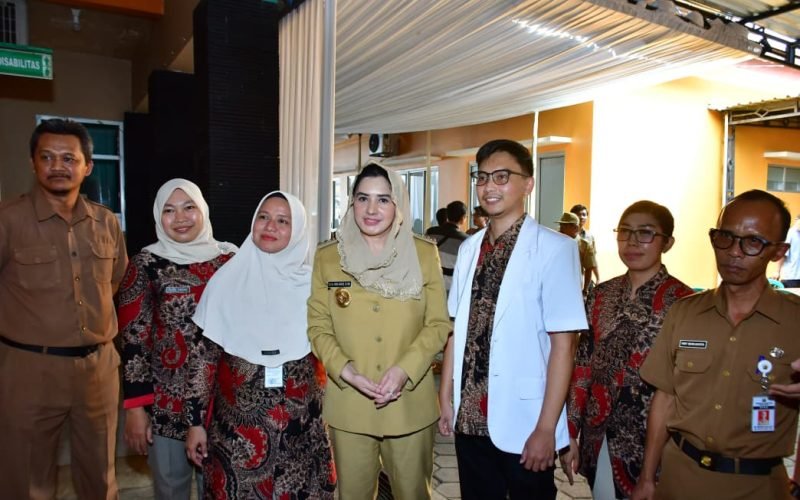 Bupati Pekalongan Fadia Arafiq melakukan pengecekan fasilitas Gedung Rawat Inap Puskesmas Talun usai peresmian, Selasa (30/12/2025), memastikan kesiapan layanan kesehatan agar dapat langsung dimanfaatkan masyarakat.
