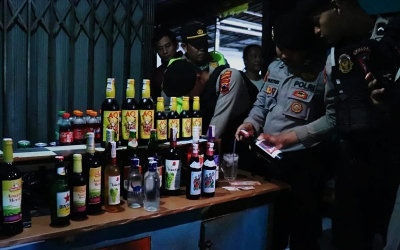 Ratusan botol minuman keras berbagai merek diamankan petugas dari sejumlah lokasi di Kabupaten Pekalongan dalam operasi penertiban menjelang malam pergantian tahun, Selasa (30/12/2025).