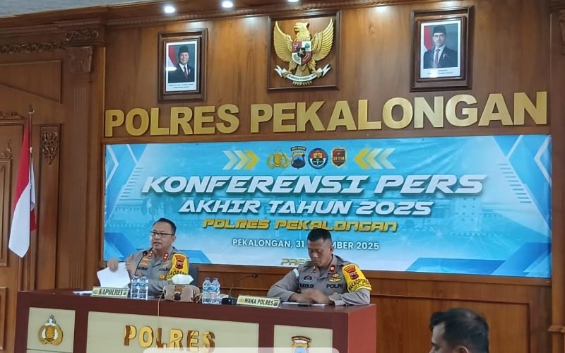 Kapolres Pekalongan AKBP Rachmad C Yusuf menyampaikan paparan data situasi kamtibmas dalam Konferensi Pers Akhir Tahun 2025 di Aula Polres Pekalongan, Rabu (31/12/2025 - dok. Bagus Rasika FM Pekalongan)