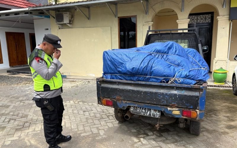 Petugas melakukan pemeriksaan terhadap mobil milik warga yang diduga dirampas secara sepihak oleh penagih utang di wilayah Kedungwuni, Kabupaten Pekalongan. Kasus ini mencuat setelah pemilik kendaraan melaporkannya melalui layanan darurat 110 karena merasa mengalami intimidasi di jalan raya (dok. Humas).