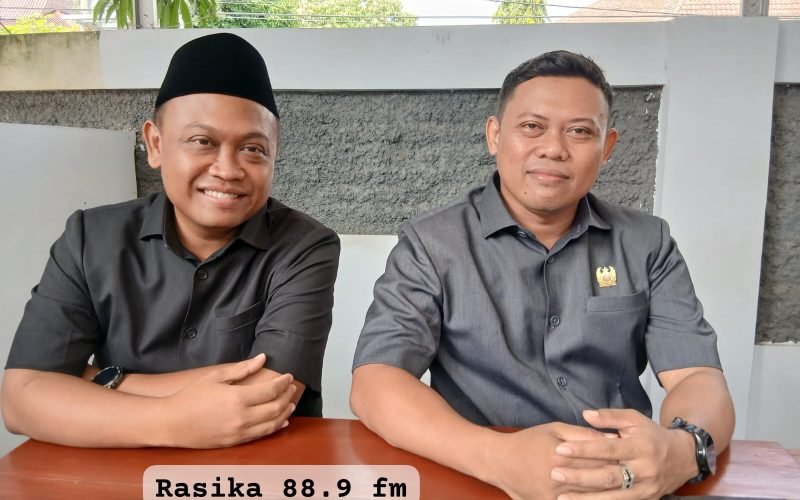 Pimpinan DPRD Kabupaten Pekalongan Ahmad Ridhowi (kiri) dan Wakil Ketua DPRD Ruben R. Prabu Faza saat memberikan keterangan kepada reporter Rasika FM Pekalongan, terkait sikap DPRD yang siap menunda pembangunan gedung baru demi pemenuhan anggaran layanan kesehatan UHC bagi masyarakat (dok. Bagus - Rasika FM Pekalongan)