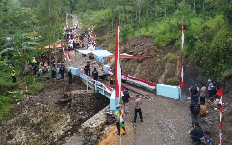 Jembatan penghubung Desa Trajumas–Bodas kini resmi digunakan. Akses sekolah, pertanian, dan aktivitas warga di wilayah pegunungan Kandangserang menjadi lebih aman dan lancar (dok. Humas)
