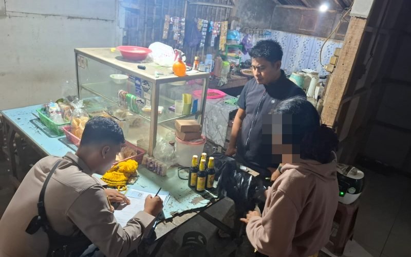 Petugas mendata dan mengamankan minuman keras yang ditemukan dalam razia di wilayah Sragi, Pekalongan (dok. Humas)