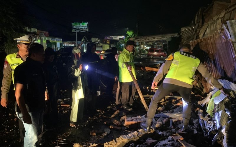 Warga bersama petugas memeriksa kondisi bangunan Ruko Gaden Plaza setelah tembok bagian atas ambruk pada Jumat (16/1/2026) malam di Pegaden Tengah, Wonopringgo