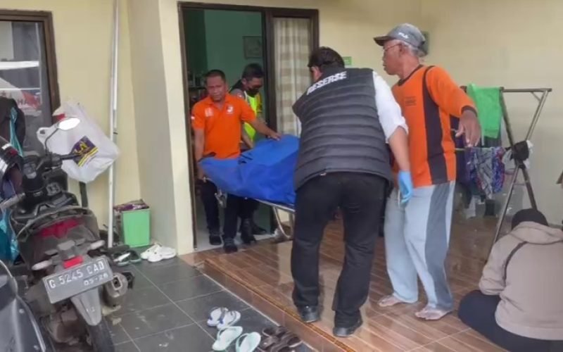 Petugas sedang mengevakuasi jenazah korban dari dalam rumahnya (dok. Humas)