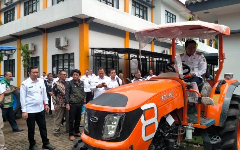 Suasana penyerahan simbolis alat dan mesin pertanian (alsintan) dari Kementerian Pertanian RI kepada Pemerintah Kabupaten Pekalongan di Aula DKPP, Rabu (21/1/2026).
