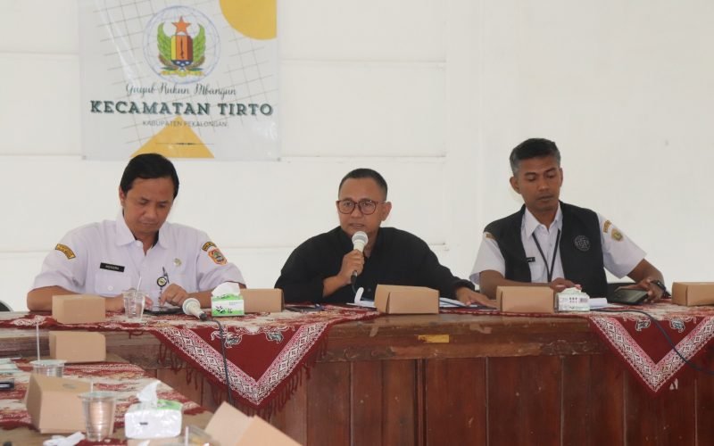 Sumar Rosul (tengah) memimpin rapat koordinasi percepatan penanganan banjir di Aula Kecamatan Tirto, Kabupaten Pekalongan, Rabu (28/1/2026).