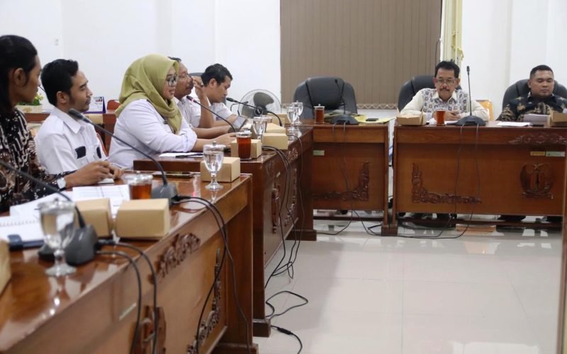 Komisi A DPRD Kabupaten Pekalongan menggelar audiensi menindaklanjuti aduan warga Desa Notogiwang mengenai dugaan persoalan bantuan sosial.