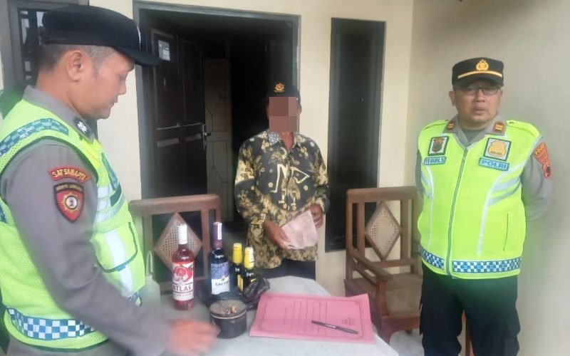 Kapolsek Kajen, Iptu Teguh Subiyantoro bersama anggota saat melakukan razia minuman keras di wilayah Kecamatan Kajen. Dalam kegiatan tersebut, petugas mengamankan sejumlah botol miras dari warung yang diduga menjual tanpa izin, menjelang bulan suci Ramadhan (dok. Humas)