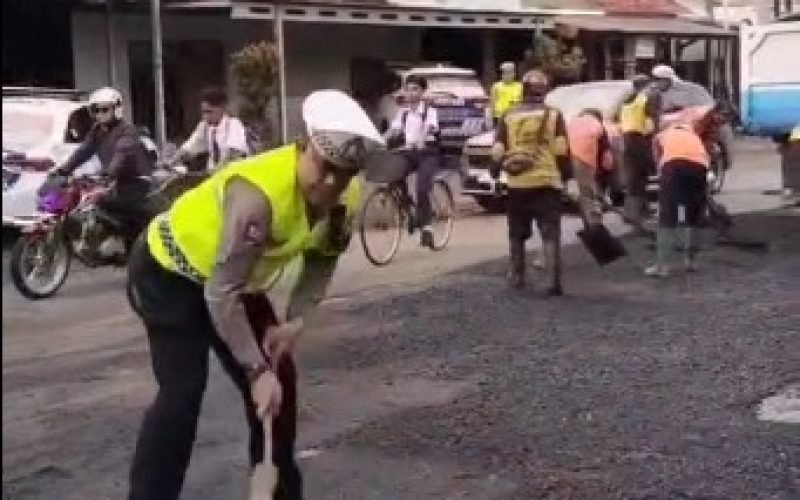 Saat jalan berlubang jadi ancaman, keselamatan tak bisa menunggu. Hari ini, polisi turun tangan menutup lubang demi mencegah korban berikutnya (dok. Humas).