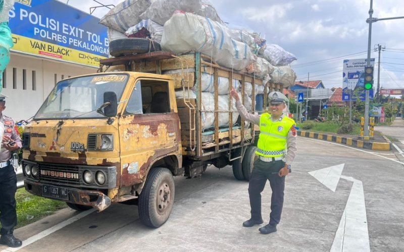 Petugas memeriksa sebuah truk bermuatan besar dalam kegiatan Operasi Keselamatan Candi 2026 di wilayah Kabupaten Pekalongan. Pemeriksaan dilakukan untuk memastikan kelengkapan kendaraan serta meminimalkan potensi risiko kecelakaan di jalan raya.