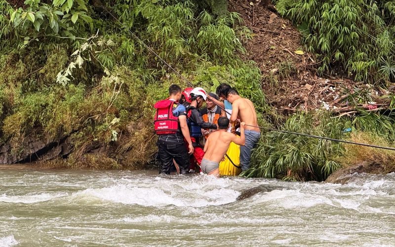 Tim gabungan mengevakuasi korban dari aliran Sungai Kaligenteng dengan tali pengaman, di tengah arus deras dan medan yang sulit, Rabu (4/2/2026 - source : Humas Polres Pekalongan)