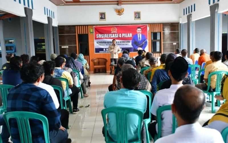 Peserta mengikuti sosialisasi Empat Pilar Kebangsaan yang digelar anggota DPR RI Ashraff Abu di Kabupaten Pekalongan, Sabtu (8/2/2026). Kegiatan ini diisi dengan pemaparan materi dan diskusi tentang penguatan nilai Pancasila, UUD 1945, NKRI, dan Bhinneka Tunggal Ika (dok. Istimewa)