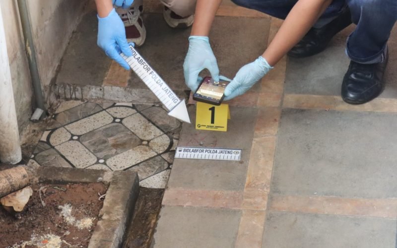 Polisi dari Bid Labfor Polda Jateng mengidentifikasi proyektil yang ditemukan di lokasi teror penembakan rumah Ahmad Muzakhim alias Boim di Kedungwuni Timur, Kabupaten Pekalongan, Minggu (15/2/2026).