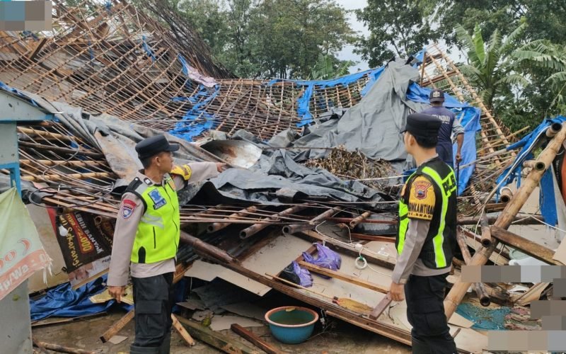 Petugas melakukan pengecekan di lokasi rumah warga yang roboh di Dukuh Babadan Utara, Desa Bulaksari, Kecamatan Sragi, usai diterjang hujan deras dan angin kencang, Senin (16/2/2026 - dok. Humas)