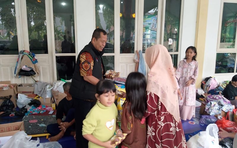 Ketua DPRD Kabupaten Pekalongan, H. Abdul Munir, berbincang dengan warga terdampak banjir saat monitoring di lokasi pengungsian Kecamatan Tirto, Kabupaten Pekalongan (dok. Istimewa)
