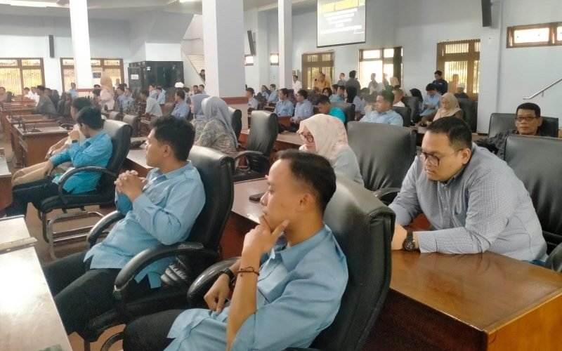 Rapat kerja gabungan pimpinan dan komisi DPRD Kabupaten Pekalongan bersama perangkat daerah dan instansi terkait membahas pelaksanaan MBG dan SPMBG, dengan sorotan pada perizinan PBG, koordinasi lintas sektor, serta keterlibatan UMKM lokal agar program berjalan tertib, tepat sasaran, dan berdampak bagi ekonomi daerah, Rabu (25/2/2026).