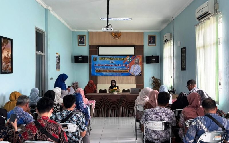 Sosialisasi dan edukasi kesehatan melalui program SPELING (Spesialis Keliling) RSUD Kraton Pekalongan di Puskesmas 2 Kedungwuni, Desa Tangkil Kulon, Kamis (26/2/2026). Dokter spesialis hadir langsung ke desa, mengupas bahaya dan dampak obesitas pada wanita serta mendorong pola hidup sehat sebagai langkah pencegahan penyakit tidak menular. Mendekatkan layanan, menguatkan literasi kesehatan masyarakat.