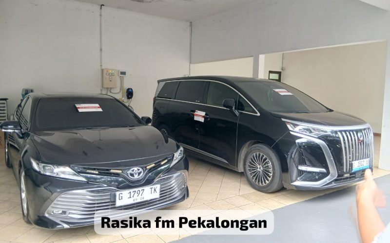 Sejumlah mobil yang terparkir di rumah dinas Bupati Pekalongan tampak disegel oleh Komisi Pemberantasan Korupsi, Selasa (3/3/2026).