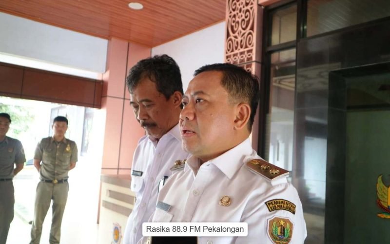 Wakil Bupati Pekalongan Sukirman (kanan) saat memberikan keterangan kepada awak media di Setda Kabupaten Pekalongan, Rabu (4/3/2026), terkait kasus OTT yang menimpa Bupati Fadia. Ia memastikan pelayanan pemerintahan tetap berjalan dan menghormati proses hukum yang berlangsung (dok. Bagus - Rasika FM Pekalongan)
