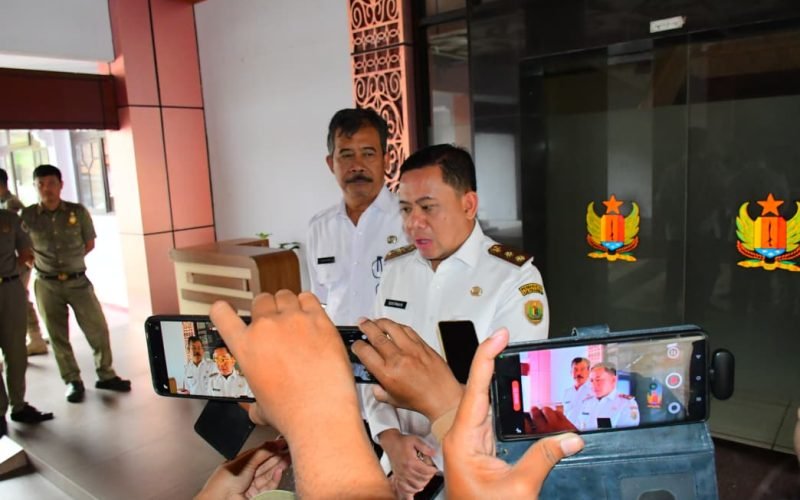 Wakil Bupati Pekalongan, Sukirman, memberikan keterangan kepada awak media di gedung Sekretariat Daerah, Rabu (04/03/2026). Ia memastikan pembayaran gaji ke-13 atau THR bagi ASN di lingkungan Pemkab Pekalongan dalam kondisi aman dan tidak mengalami kendala pasca OTT KPK.