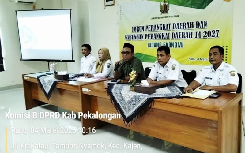 Komisi B DPRD Pekalongan Gaspol Perkuat Pertanian dan Perikanan

KAJEN – Komisi B DPRD Kabupaten Pekalongan mendorong peningkatan produktivitas sektor pertanian dan perikanan sebagai langkah konkret memperkuat ketahanan pangan sekaligus menopang pertumbuhan ekonomi daerah.

Dorongan tersebut mengemuka dalam agenda pembahasan program kerja bersama jajaran pemerintah daerah dan pemangku kepentingan di Aula Perindag Kabupaten Pekalongan, Rabu (04/03/2026).

Kegiatan dihadiri anggota Komisi B DPRD Kabupaten Pekalongan, Asisten III Pemerintah Kabupaten Pekalongan, perwakilan Dinas Perdagangan, Dinas Ketahanan Pangan dan Pertanian (DKPP), serta Dinas Perikanan dan Kelautan. Forum ini menjadi ruang strategis untuk menyelaraskan arah kebijakan dan program pembangunan ekonomi, terutama pada sektor unggulan daerah.

Anggota Komisi B DPRD Kabupaten Pekalongan, Asadillah, menyampaikan bahwa fokus kerja Komisi B mencakup urusan perekonomian, koperasi, UMKM, pertanian, dan perdagangan.

Menurutnya, sektor pertanian dan perikanan masih menjadi tulang punggung ekonomi masyarakat Kabupaten Pekalongan sehingga perlu perhatian serius dan berkelanjutan.

Ia menegaskan, Komisi B memiliki tugas dan fungsi pengawasan, termasuk melakukan penyesuaian anggaran serta memastikan program pada sektor-sektor ekonomi berjalan efektif dan tepat sasaran.

Lebih lanjut, dalam usulan program tahun 2027, Komisi B menitikberatkan pada penguatan ekonomi daerah dan ketahanan pangan.

"Salah satu langkah strategis yang diusulkan adalah meningkatkan produktivitas dan produksi sektor pertanian serta perikanan berbasis koperasi, sehingga petani dan nelayan memiliki kelembagaan ekonomi yang kuat dan berdaya saing," katanya.

Selain itu, Komisi B juga mendorong peningkatan daya tarik penanaman modal melalui kebijakan investasi yang lebih adaptif dan berpihak kepada pelaku usaha lokal. Dukungan regulasi yang tepat diharapkan mampu menciptakan iklim usaha yang kondusif serta membuka peluang kerja baru bagi masyarakat.

Penerapan teknologi tepat guna turut menjadi prioritas dalam pengembangan sektor pertanian dan perikanan. Pemanfaatan teknologi dinilai dapat meningkatkan efisiensi produksi, kualitas hasil panen, serta memperluas akses pasar.

Melalui sinergi antara DPRD dan pemerintah daerah, sektor pertanian dan perikanan di Kabupaten Pekalongan diharapkan semakin produktif, berdaya saing, dan mampu menopang ketahanan pangan serta pertumbuhan ekonomi daerah secara berkelanjutan. (Gus)
