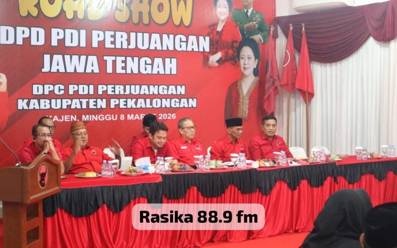 Ketua DPD PDI Perjuangan Jawa Tengah Dolfie O.F.P. bersama jajaran pengurus partai menghadiri kegiatan roadshow konsolidasi organisasi di kantor DPC PDI Perjuangan Kabupaten Pekalongan, Kajen, Minggu (8/3/2026 - dok. Bagus / Rasika FM Pekalongan)