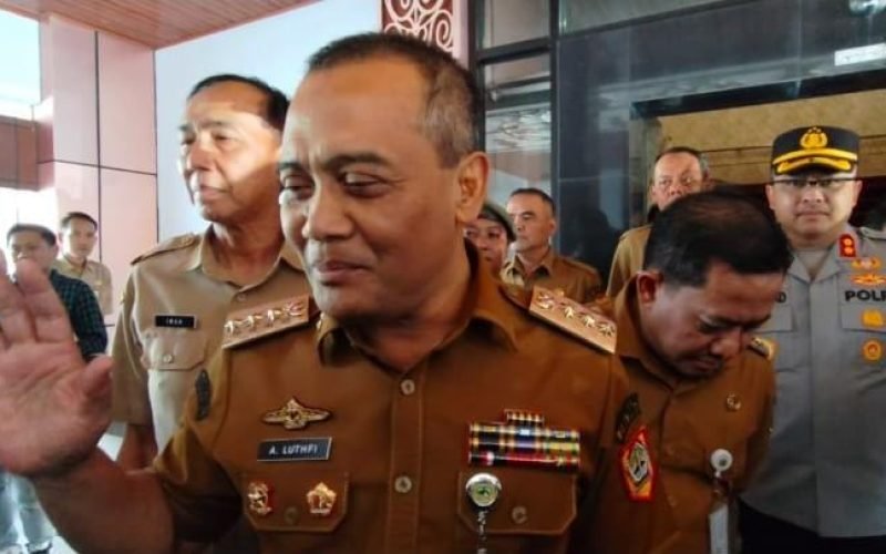Gubernur Jawa Tengah, Ahmad Luthfi, memberikan keterangan kepada wartawan usai agenda pengarahan di Kantor Setda Kabupaten Pekalongan, Senin (9/3/2026). Luthfi menampik adanya instruksi pelarangan terhadap awak media untuk melakukan peliputan dan menegaskan dirinya tidak pernah memerintahkan pembatasan akses wartawan dalam kegiatan tersebut.