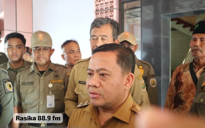 Plt Bupati Pekalongan, Sukirman, memberikan klarifikasi kepada awak media terkait polemik pelarangan peliputan saat agenda pengarahan Gubernur Jawa Tengah di Aula Setda Kabupaten Pekalongan, Senin (9/3/2026 - dok. Bagus Rasika FM Pekalongan)