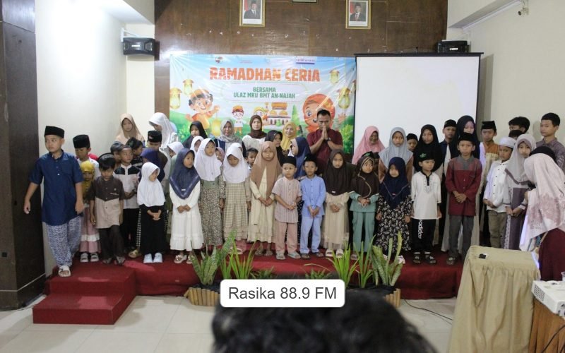 Sejumlah anak yatim piatu berfoto bersama usai menerima bingkisan dalam kegiatan Ramadhan Ceria yang digelar oleh Hotel Marlin Pekalongan, Kamis (13/3/2026). Kegiatan yang menjadi bagian dari program CSR hotel tersebut diisi dengan hiburan dongeng, pembagian hadiah, bingkisan, serta santunan bagi sekitar 60 anak yatim dari lingkungan masyarakat sekitar.