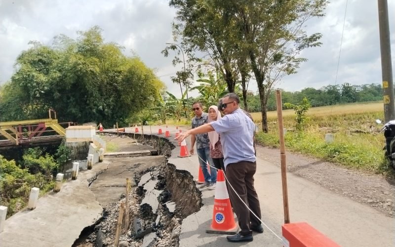 Sumar Rosul didampingi DPU Taru Kabupaten Pekalongan meninjau langsung kondisi jalan ambles di ruas Pantianom–Kalijambe, Jumat (27/3/2026). Kerusakan yang mengganggu akses warga ini didorong masuk prioritas penanganan tahun 2026.