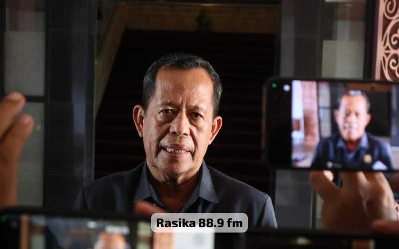 Ketua DPRD Kabupaten Pekalongan, Abdul Munir, menegaskan komitmen pengalihan anggaran pembangunan gedung DPRD untuk percepatan perbaikan 99 kilometer jalan rusak serta penguatan layanan kesehatan bagi masyarakat (dok. Bagus - Rasika FM Pekalongan)