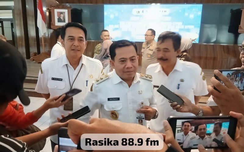 Plt. Bupati Pekalongan, H. Sukirman (tengah) didampingi Sekda M. Yulian Akbar (kiri). Keduanya menegaskan sikap menghormati proses hukum terkait pemeriksaan sekitar 63 ASN oleh KPK (dok. Bagus -  Rasika FM Pekalongan).