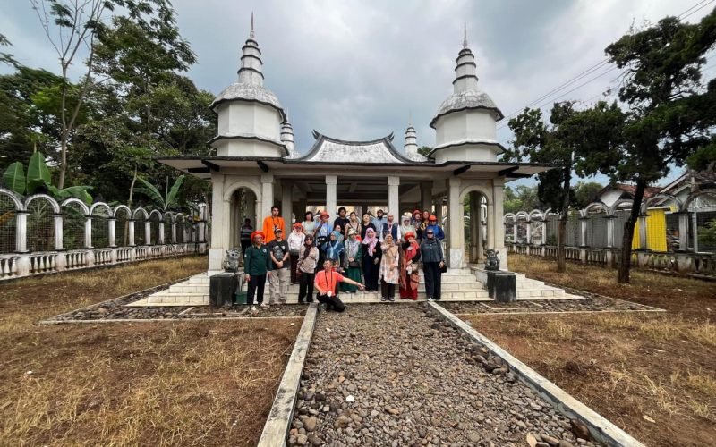 Rombongan Jalan Pagi Sejarah (Japas) saat mengunjungi makam Hoo Tjien Siong atau Bah Zing Zong di Kecamatan Doro, Kabupaten Pekalongan, Minggu (12/4/2026 - dok. Istimewa)