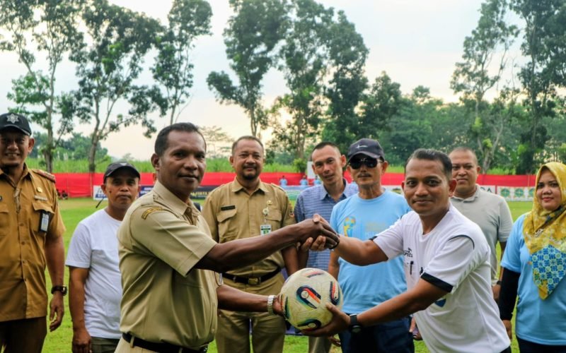 Penyerahan bola secara simbolis dari Plt. Kepala Dinas Dinas Kepemudaan, Olahraga dan Pariwisata Kabupaten Pekalongan, Mores Irson Kubela kepada wasit menjadi penanda resmi dimulainya Kompetisi Sepak Bola Pelajar Sinangohprendeng Cup 2026 di Lapangan Desa Sinangohprendeng, Kajen, Senin (13/04/2026).