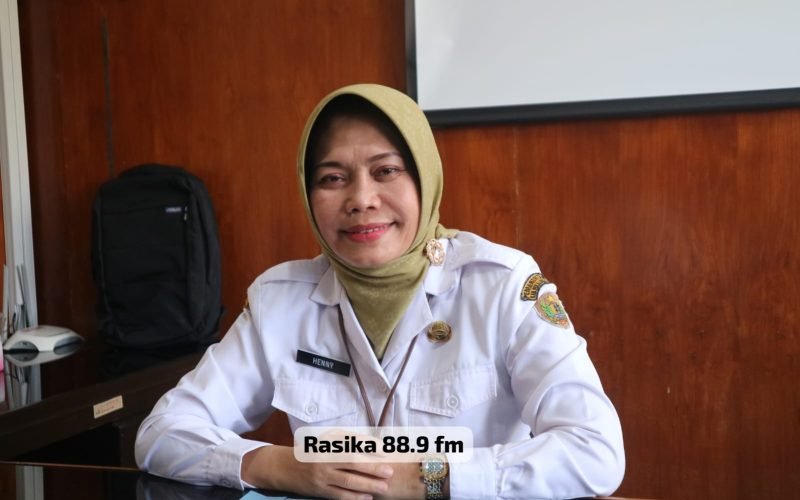 Dr. dr. Henny Rosita, Sp.KJ., M.Kes., Direktur RSUD Kraton Kabupaten Pekalongan, saat memberikan keterangan terkait rencana relokasi layanan rumah sakit ke gedung baru di Wiradesa, yang ditargetkan mulai beroperasi akhir 2026 hingga awal 2027 (15/04/2026 - dok. Bagus - Rasika FM Pekalongan)