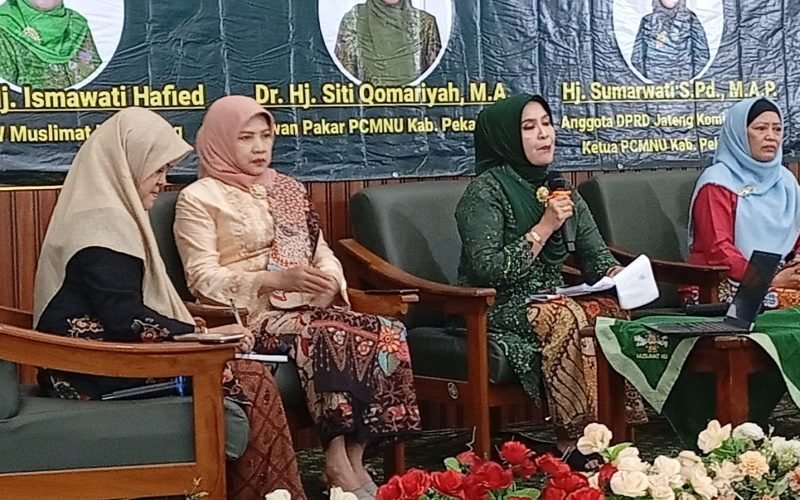 Sumarwati (tengah, berbaju hijau) saat menjadi narasumber dalam talkshow media tradisional pada peringatan Harlah ke-80 Muslimat NU di Aula PCNU Kabupaten Pekalongan, Sabtu (18/4/2026 - dok. Istimewa)