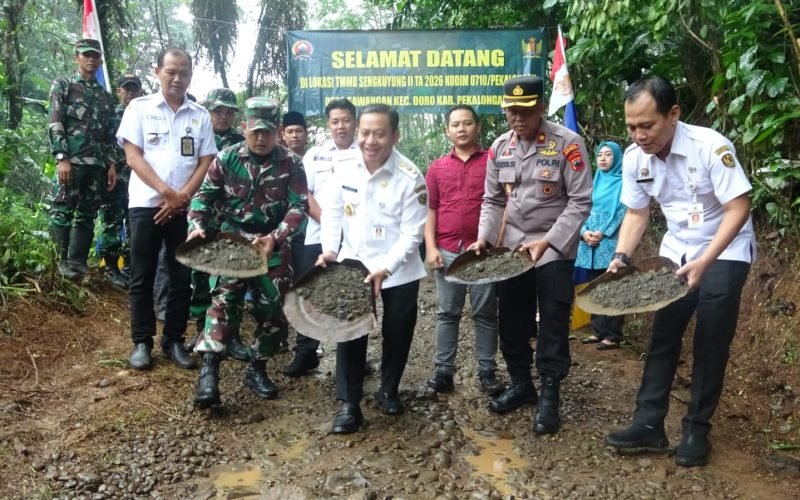Pembukaan TMMD Sengkuyung Tahap II Tahun 2026 di Desa Sawangan, Kecamatan Doro, Kabupaten Pekalongan, ditandai dengan peletakan material awal pengaspalan jalan oleh Plt. Bupati bersama unsur TNI dan Forkopimda, Rabu (22/4/2026).