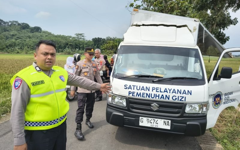 Petugas kepolisian menunjukkan kondisi mobil Satuan Pelayanan Pemenuhan Gizi (SPPG) yang mengalami kecelakaan tunggal hingga terguling di Desa Kaibahan, Kecamatan Kesesi, Kabupaten Pekalongan, Selasa (5/5/2026).