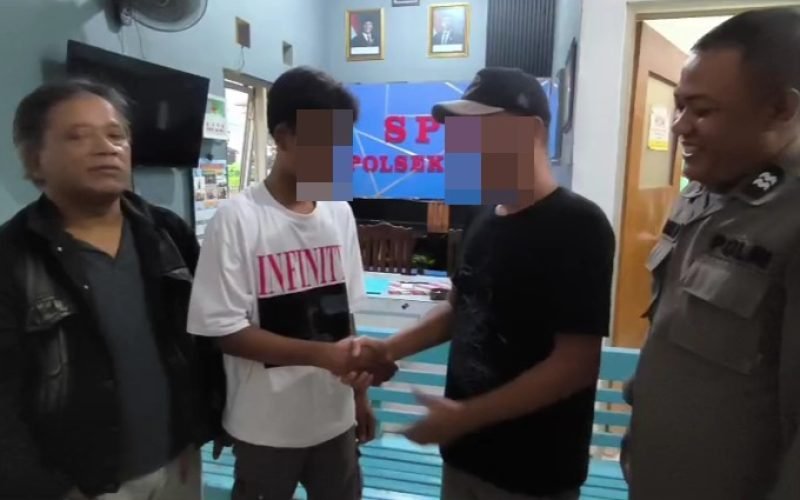Polsek Doro memfasilitasi proses mediasi terkait dugaan penganiayaan yang sempat viral di media sosial. Pertemuan berlangsung di ruang SPKT dengan menghadirkan korban, keluarga, saksi, tokoh masyarakat, serta pihak terduga pelaku (dok. Humas)