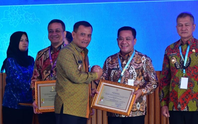 Plt. Bupati Pekalongan, Sukirman menerima penghargaan pertumbuhan realisasi Penanaman Modal Dalam Negeri (PMDN) tertinggi tahun 2025 pada ajang Central Java Investment Business Forum (CJIBF) dan UMKM Gayeng 2026 di PO Hotel Semarang, Senin (11/05/2026).