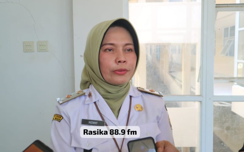 Direktur RSUD Kraton, Henny Rosita, memberikan keterangan kepada awak media usai menerima kunjungan kerja Komisi C DPRD Kabupaten Pekalongan di lokasi pembangunan RSUD Kraton Baru, Rabu (13/5/2026).