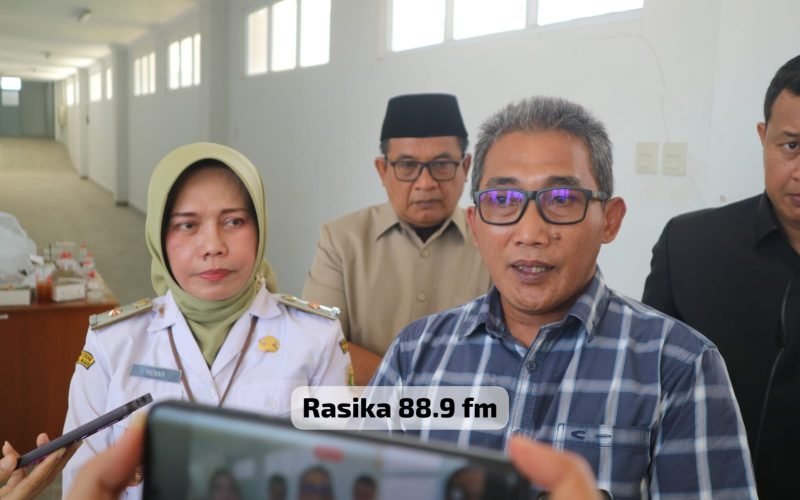 Ketua Komisi C DPRD Kabupaten Pekalongan, Ahmad Kozin, didampingi Direktur RSUD Kraton, Henny Rosita, memberikan keterangan kepada awak media usai meninjau progres pembangunan RSUD Kraton Baru di Kampil, Wiradesa, Rabu (13/5/2026).